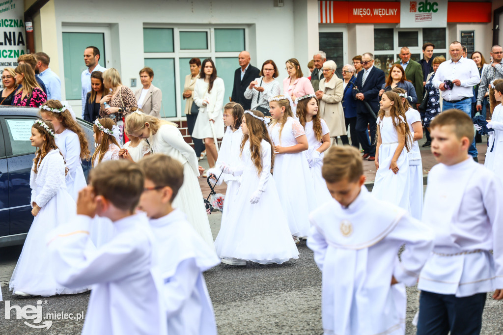 Procesja Bożego Ciała w parafii Ducha Świętego w Mielcu