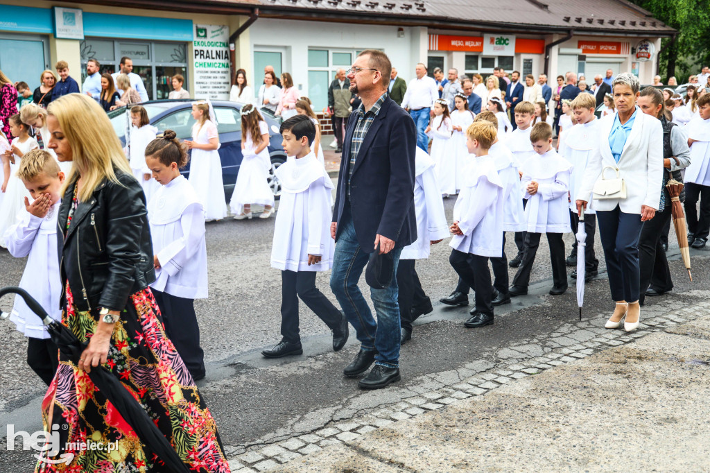 Procesja Bożego Ciała w parafii Ducha Świętego w Mielcu
