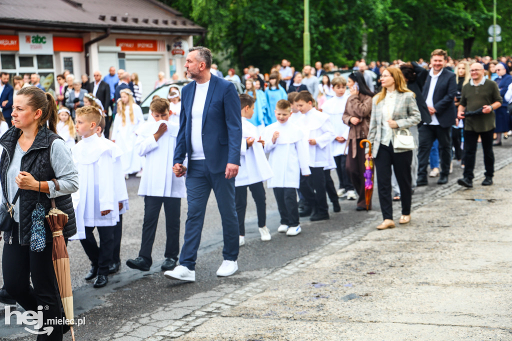 Procesja Bożego Ciała w parafii Ducha Świętego w Mielcu