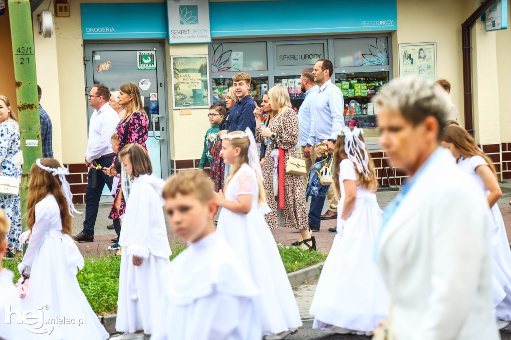 Procesja Bożego Ciała w parafii Ducha Świętego w Mielcu