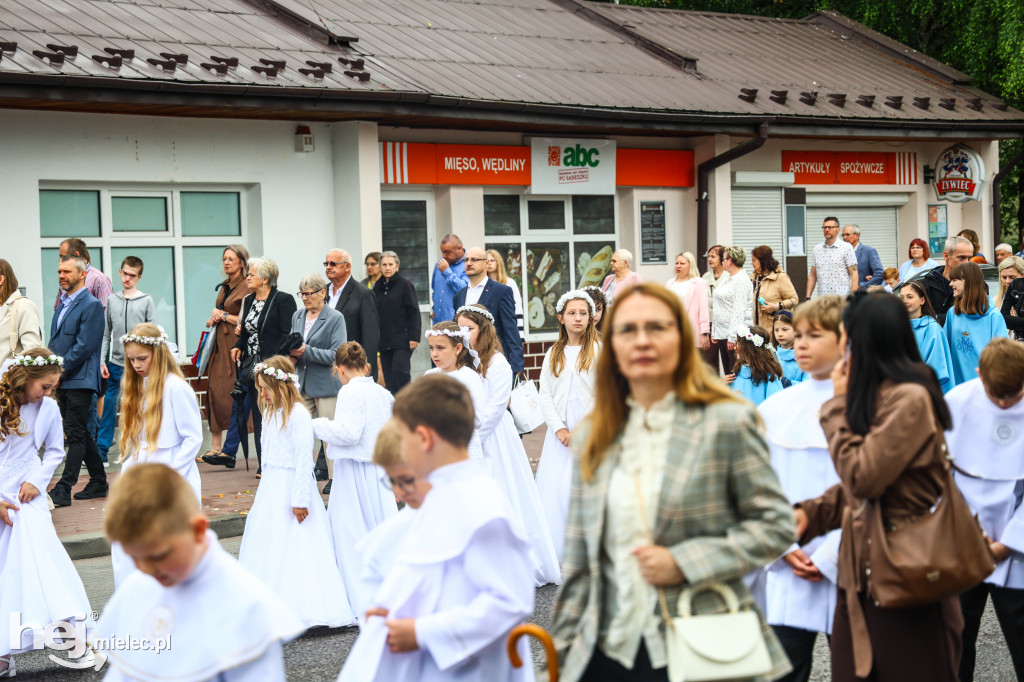 Procesja Bożego Ciała w parafii Ducha Świętego w Mielcu