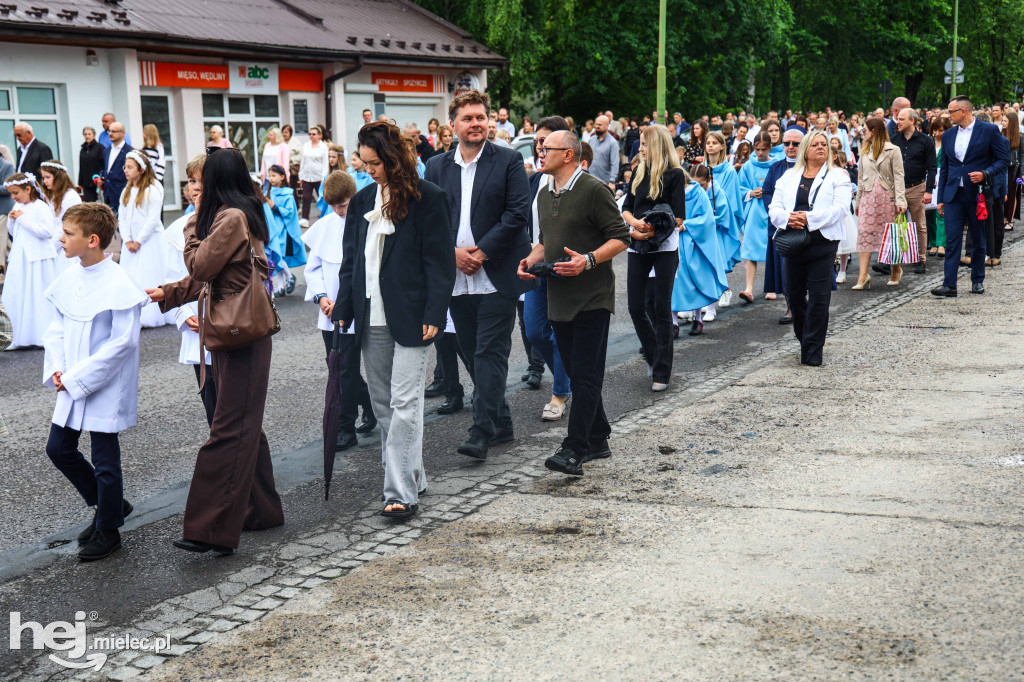 Procesja Bożego Ciała w parafii Ducha Świętego w Mielcu