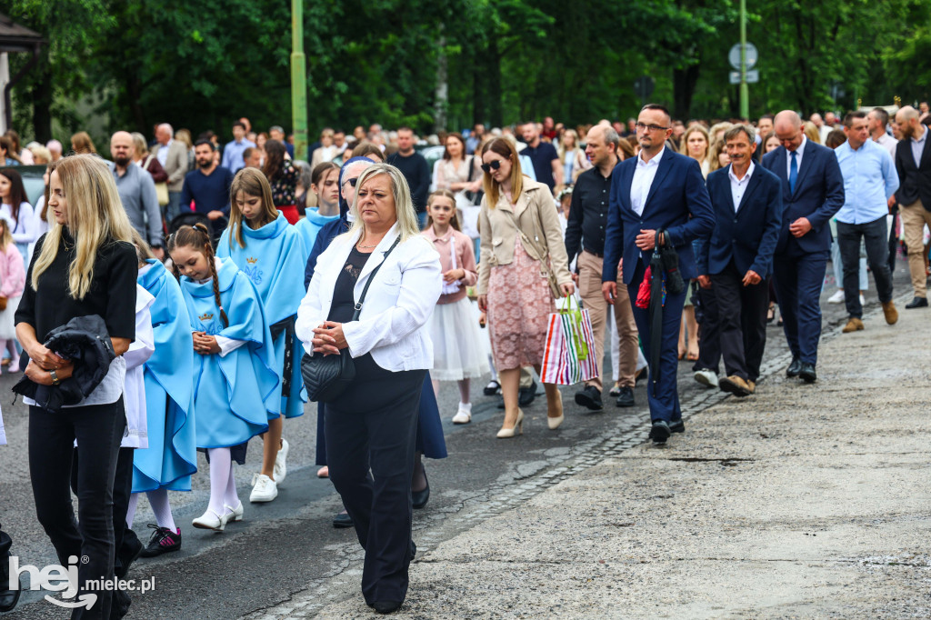 Procesja Bożego Ciała w parafii Ducha Świętego w Mielcu