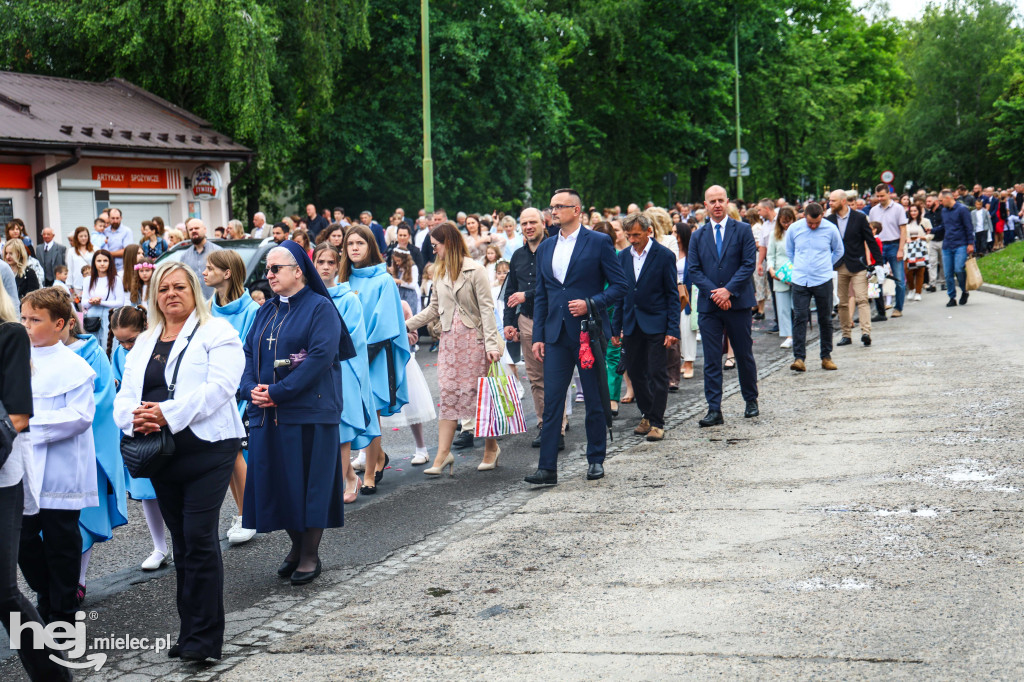 Procesja Bożego Ciała w parafii Ducha Świętego w Mielcu