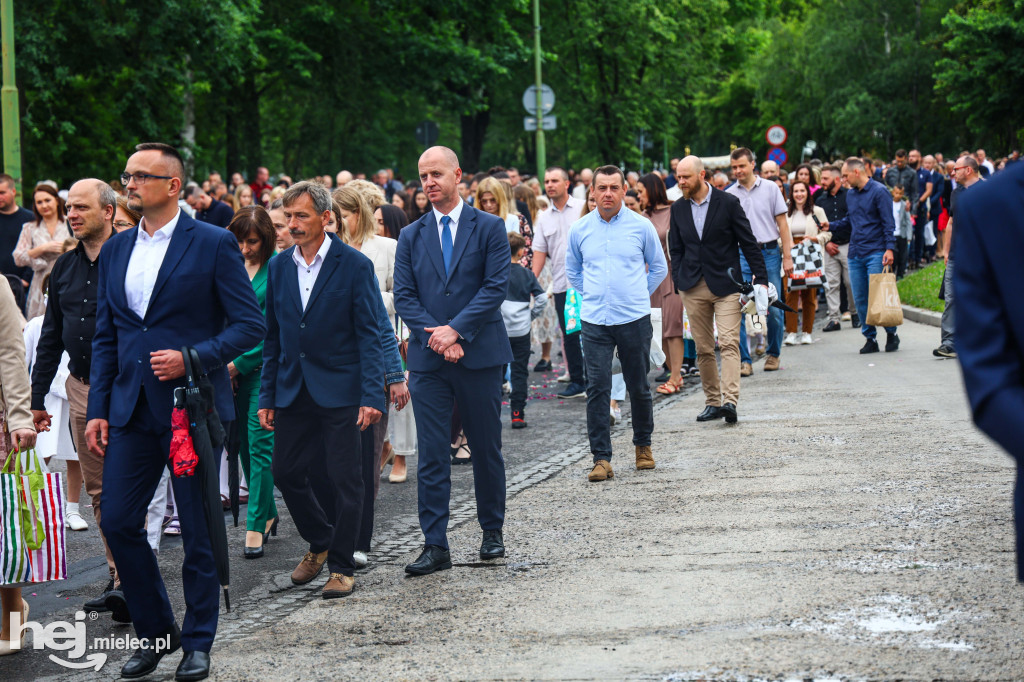Procesja Bożego Ciała w parafii Ducha Świętego w Mielcu