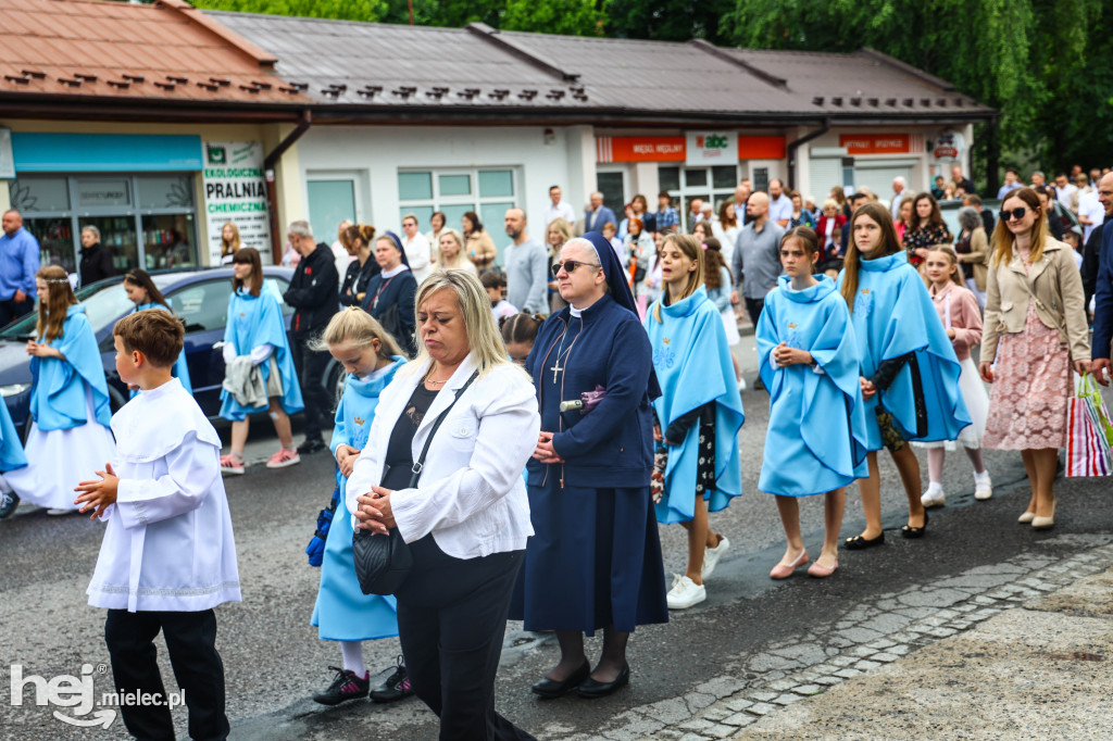 Procesja Bożego Ciała w parafii Ducha Świętego w Mielcu