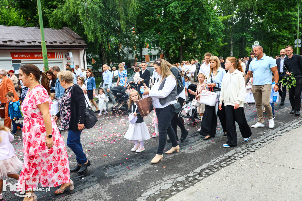 Procesja Bożego Ciała w parafii Ducha Świętego w Mielcu