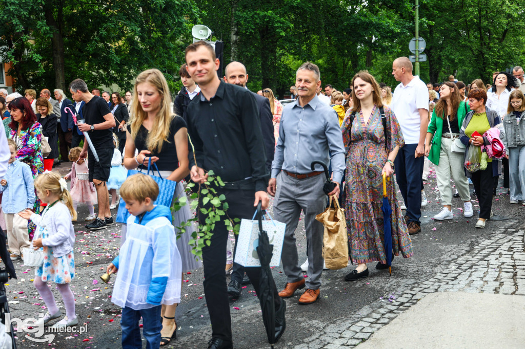 Procesja Bożego Ciała w parafii Ducha Świętego w Mielcu