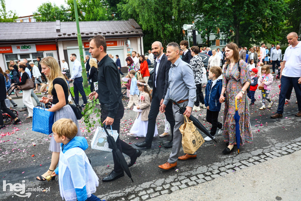 Procesja Bożego Ciała w parafii Ducha Świętego w Mielcu