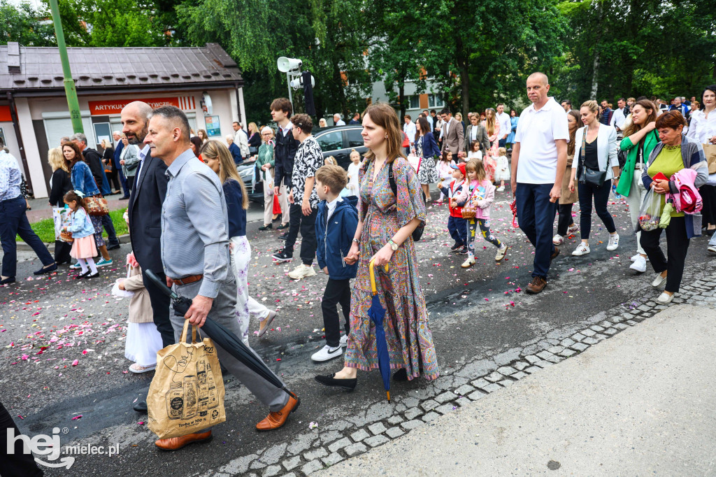 Procesja Bożego Ciała w parafii Ducha Świętego w Mielcu