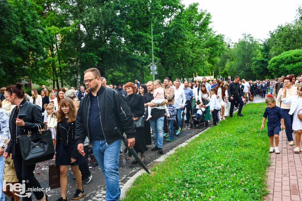 Procesja Bożego Ciała w parafii Ducha Świętego w Mielcu