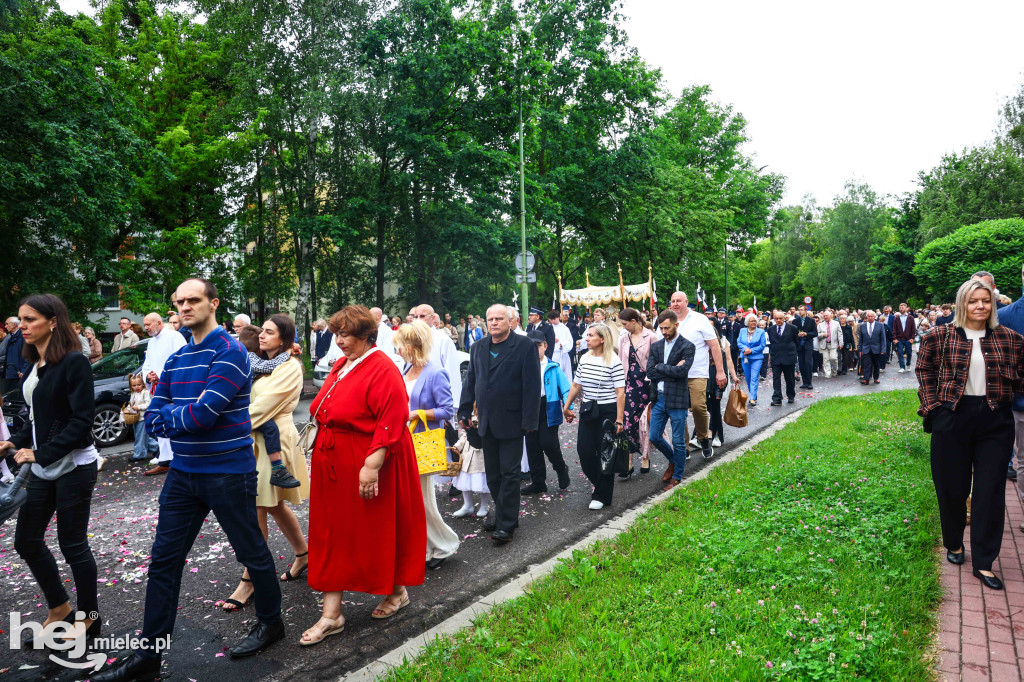Procesja Bożego Ciała w parafii Ducha Świętego w Mielcu