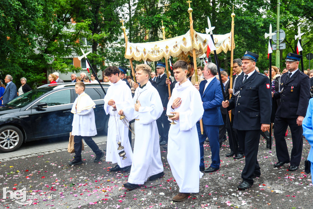 Procesja Bożego Ciała w parafii Ducha Świętego w Mielcu