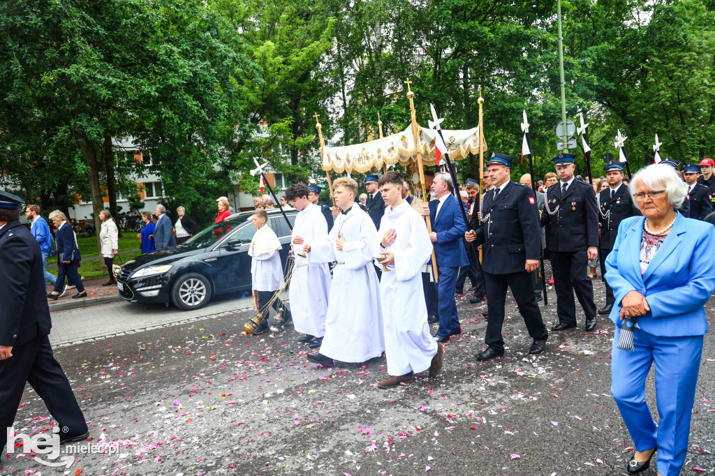 Procesja Bożego Ciała w parafii Ducha Świętego w Mielcu