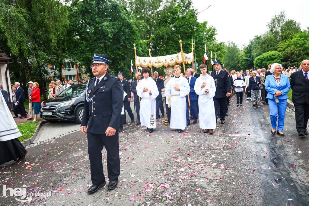 Procesja Bożego Ciała w parafii Ducha Świętego w Mielcu