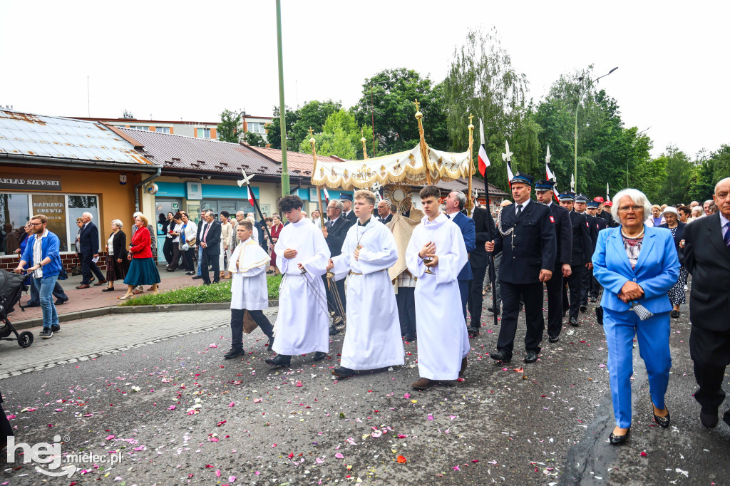 Procesja Bożego Ciała w parafii Ducha Świętego w Mielcu
