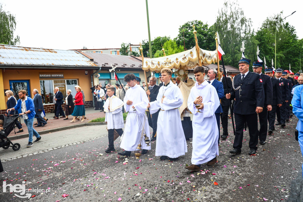 Procesja Bożego Ciała w parafii Ducha Świętego w Mielcu