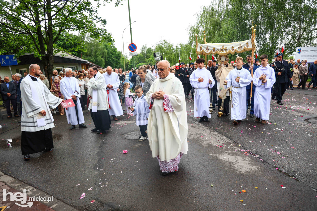 Procesja Bożego Ciała w parafii Ducha Świętego w Mielcu