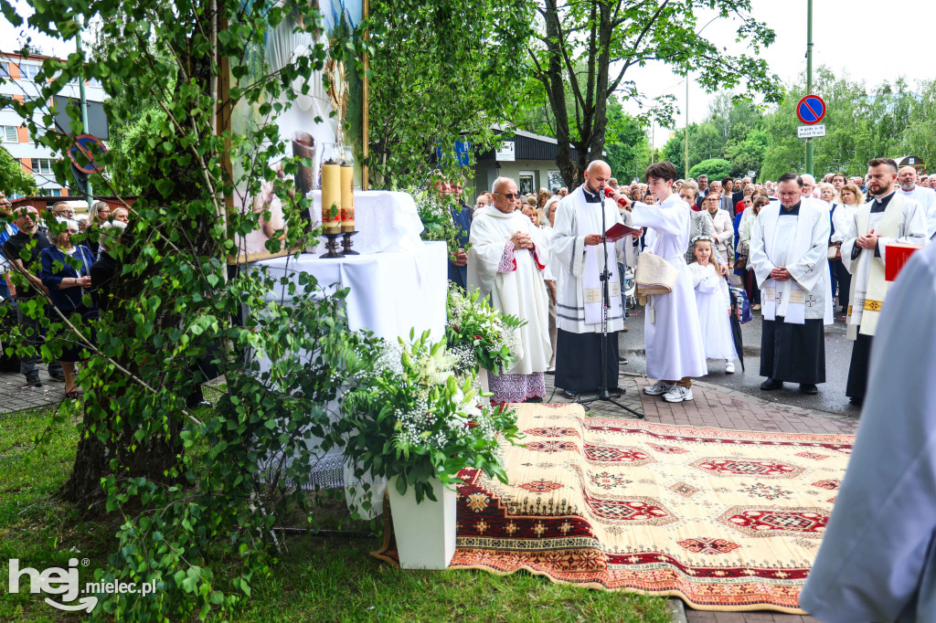Procesja Bożego Ciała w parafii Ducha Świętego w Mielcu