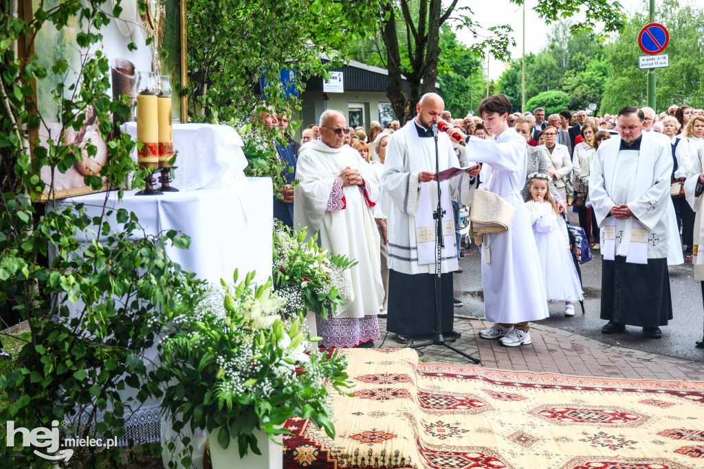 Procesja Bożego Ciała w parafii Ducha Świętego w Mielcu