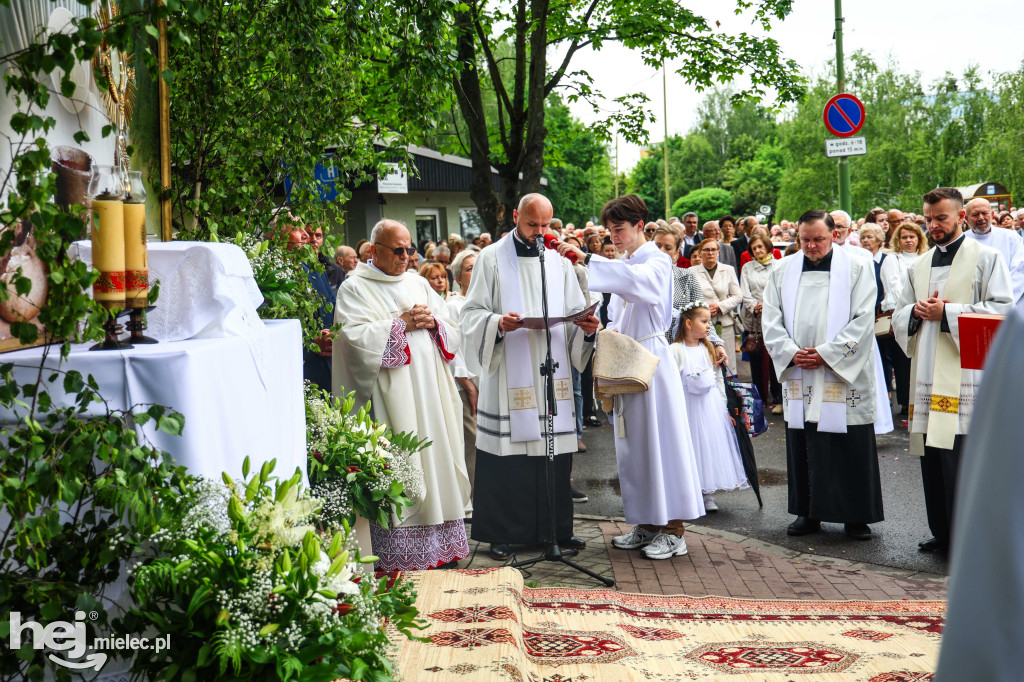 Procesja Bożego Ciała w parafii Ducha Świętego w Mielcu