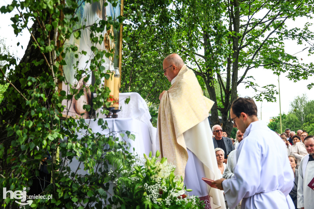Procesja Bożego Ciała w parafii Ducha Świętego w Mielcu