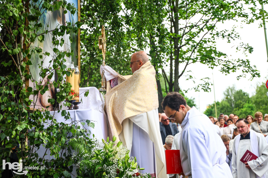Procesja Bożego Ciała w parafii Ducha Świętego w Mielcu
