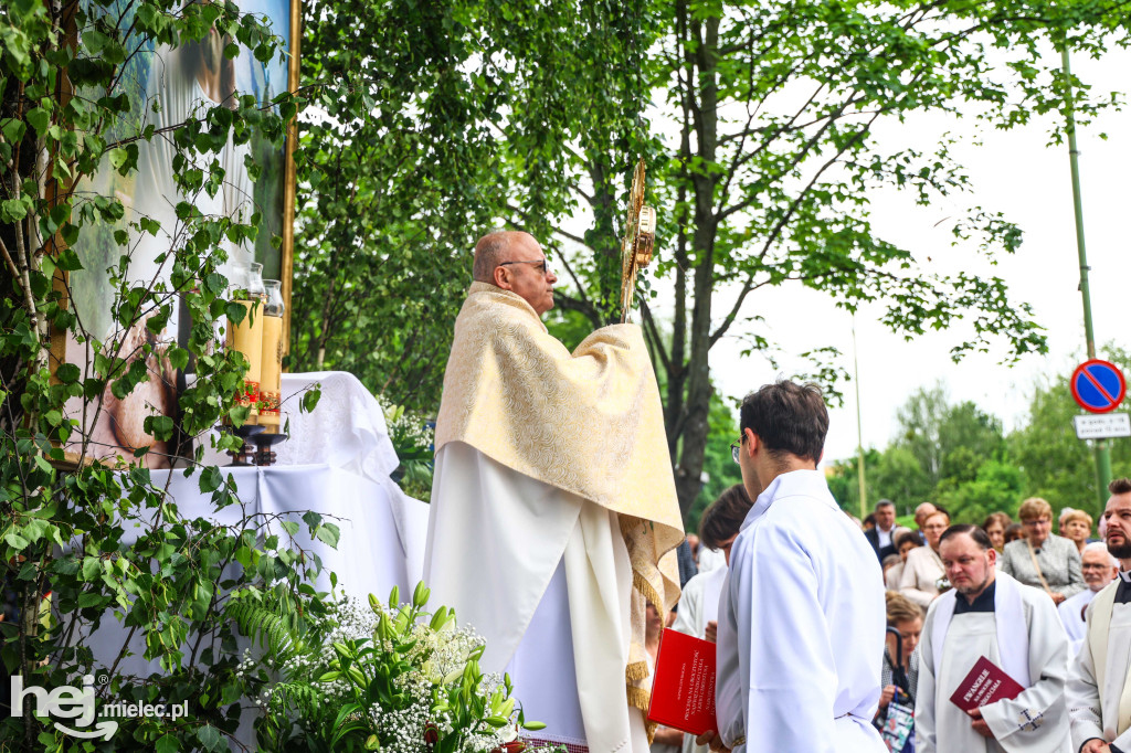 Procesja Bożego Ciała w parafii Ducha Świętego w Mielcu