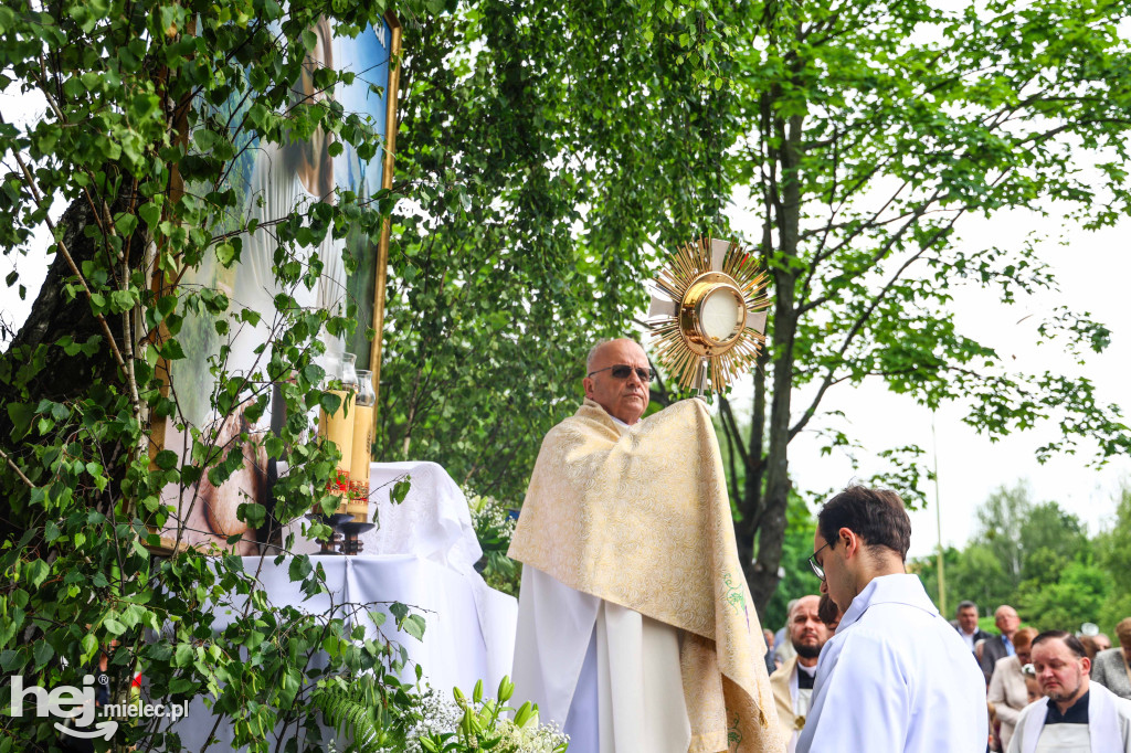 Procesja Bożego Ciała w parafii Ducha Świętego w Mielcu