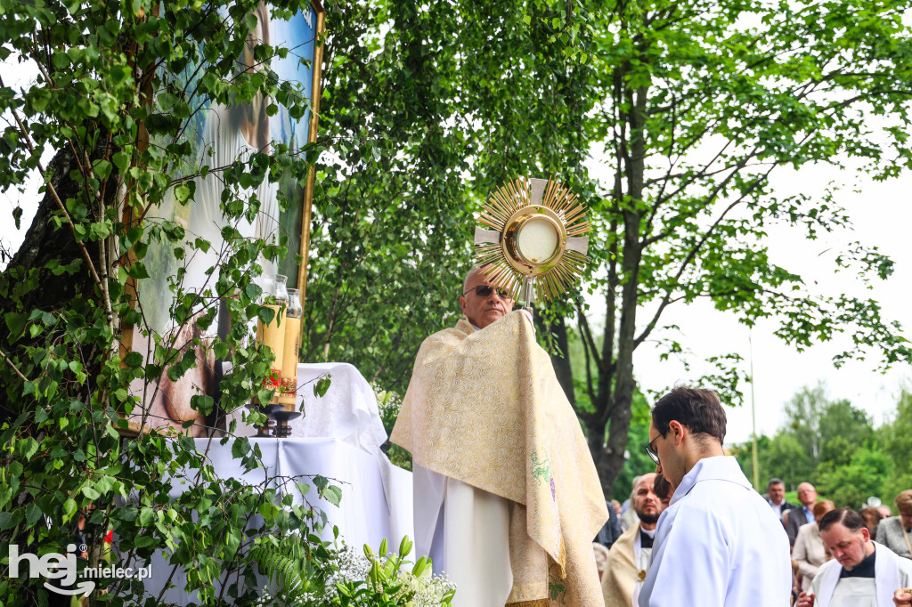 Procesja Bożego Ciała w parafii Ducha Świętego w Mielcu