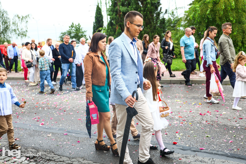 Procesja Bożego Ciała w parafii Ducha Świętego w Mielcu