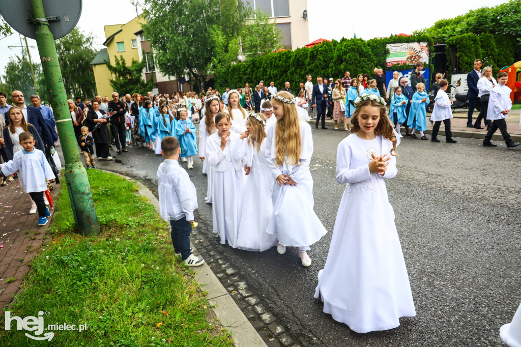 Procesja Bożego Ciała w parafii Ducha Świętego w Mielcu