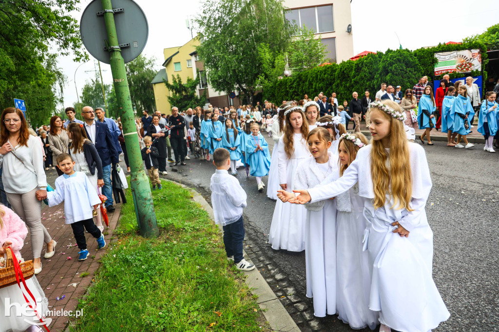 Procesja Bożego Ciała w parafii Ducha Świętego w Mielcu