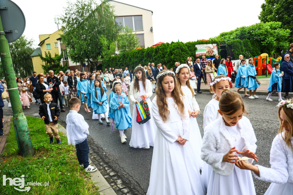Procesja Bożego Ciała w parafii Ducha Świętego w Mielcu