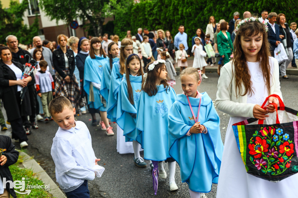 Procesja Bożego Ciała w parafii Ducha Świętego w Mielcu