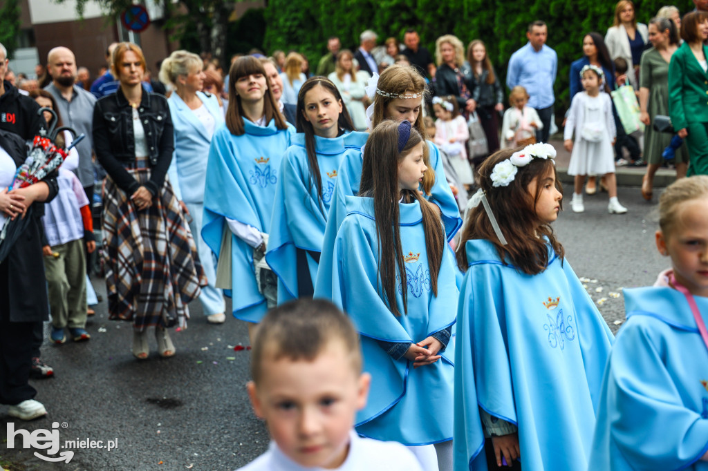 Procesja Bożego Ciała w parafii Ducha Świętego w Mielcu