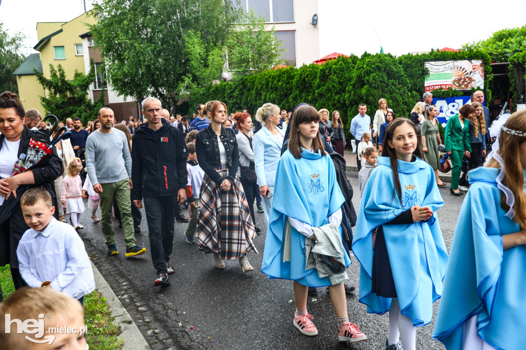Procesja Bożego Ciała w parafii Ducha Świętego w Mielcu