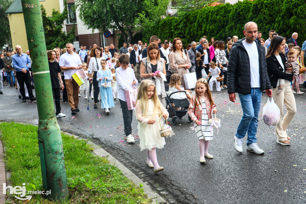 Procesja Bożego Ciała w parafii Ducha Świętego w Mielcu