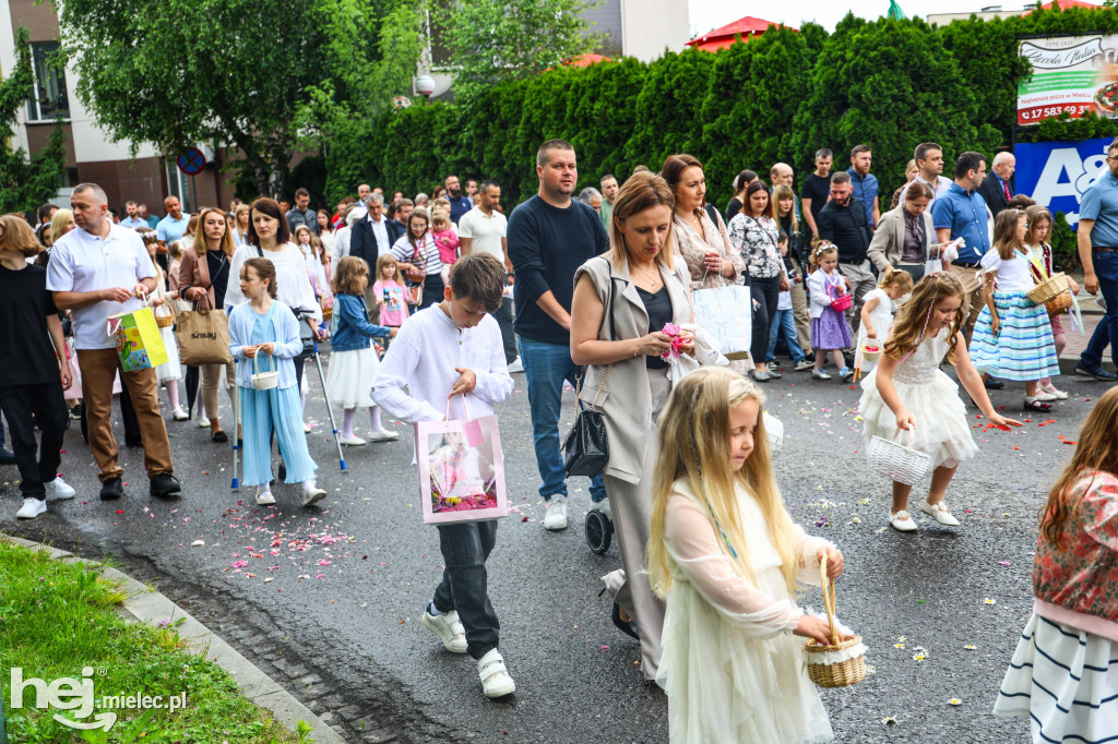 Procesja Bożego Ciała w parafii Ducha Świętego w Mielcu