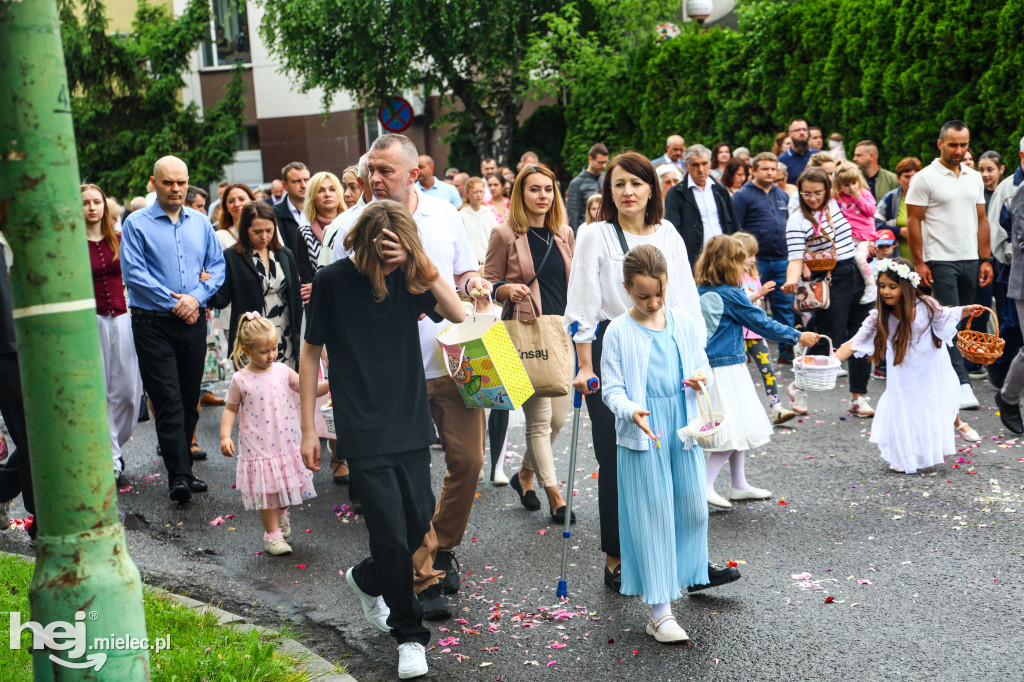 Procesja Bożego Ciała w parafii Ducha Świętego w Mielcu