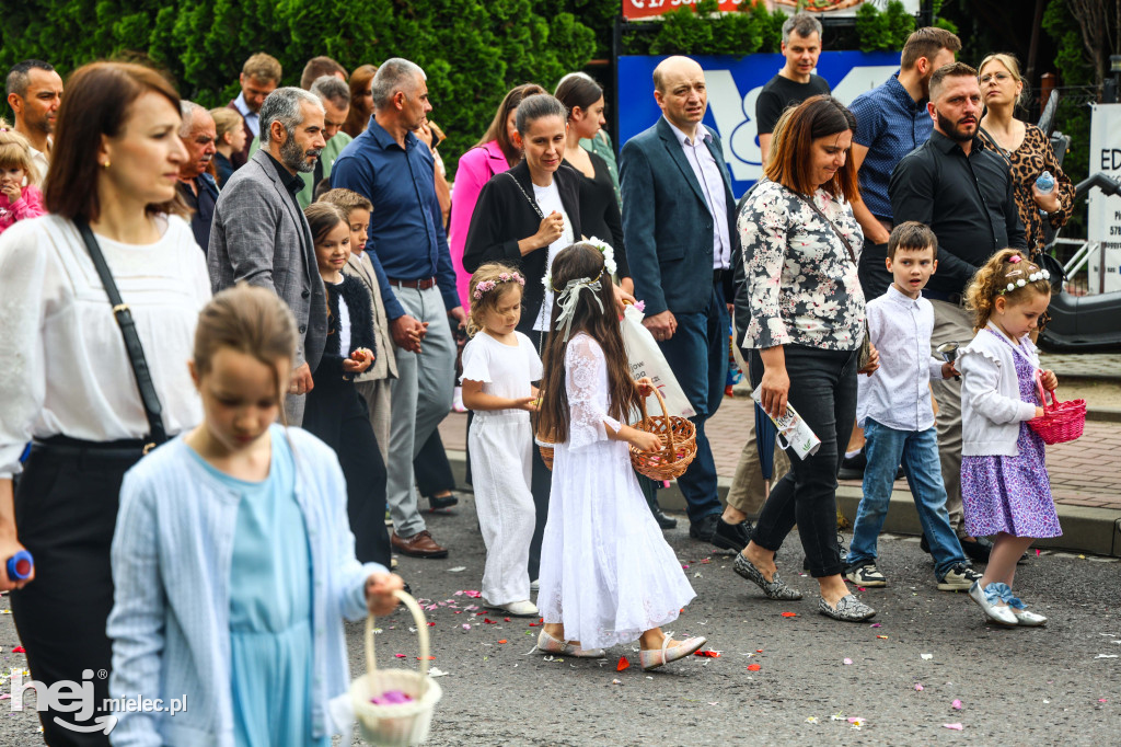 Procesja Bożego Ciała w parafii Ducha Świętego w Mielcu