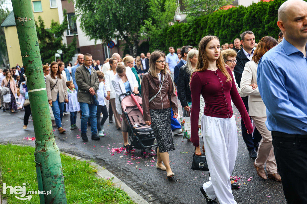 Procesja Bożego Ciała w parafii Ducha Świętego w Mielcu