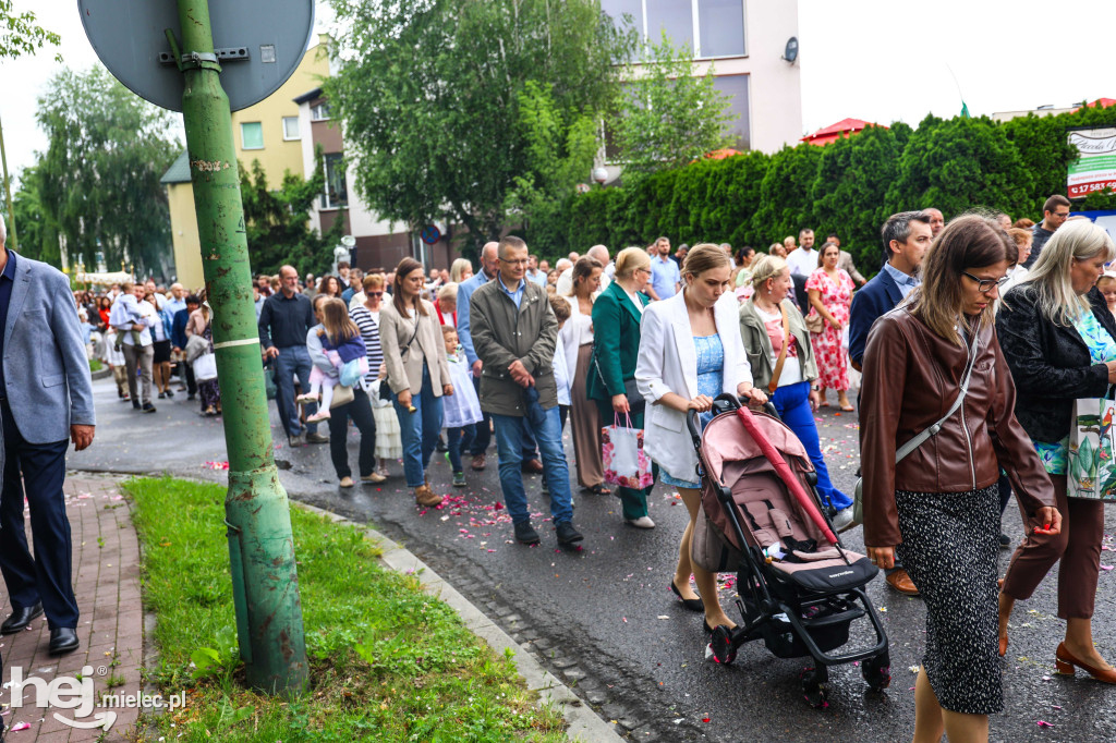 Procesja Bożego Ciała w parafii Ducha Świętego w Mielcu