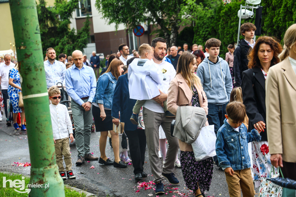 Procesja Bożego Ciała w parafii Ducha Świętego w Mielcu