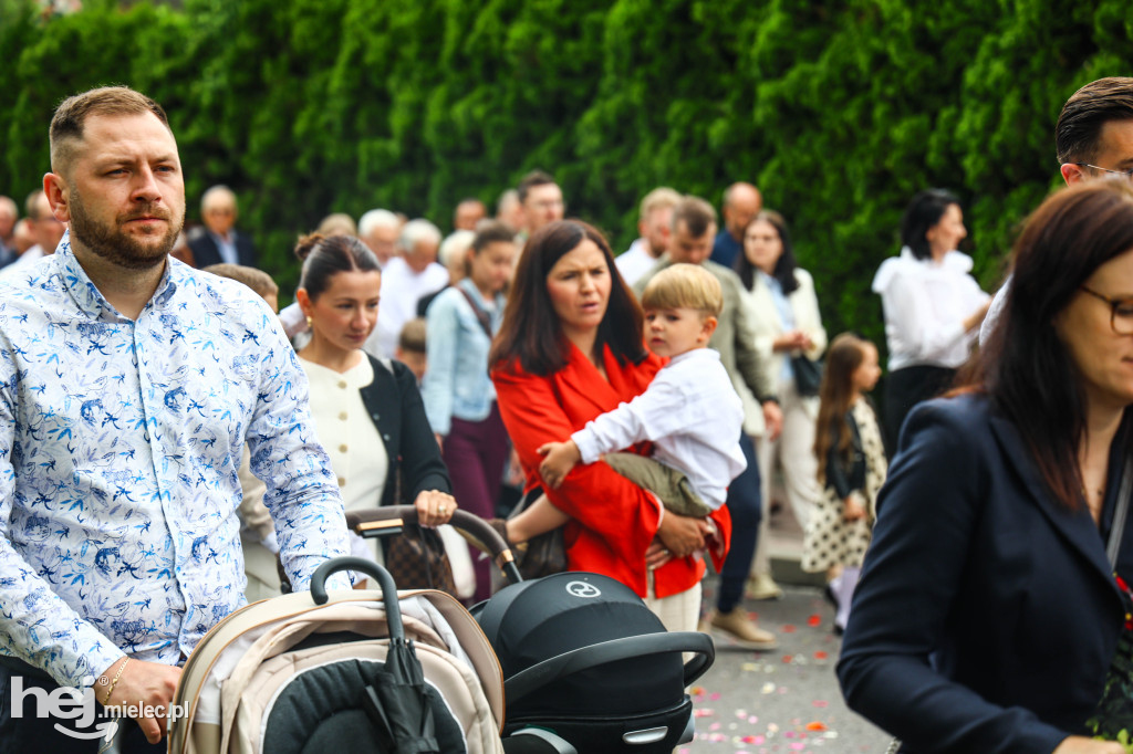 Procesja Bożego Ciała w parafii Ducha Świętego w Mielcu