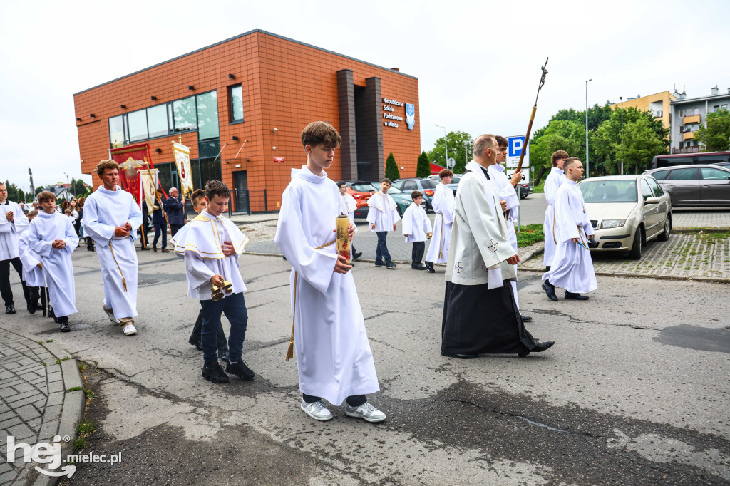 Procesja Bożego Ciała w parafii Ducha Świętego w Mielcu