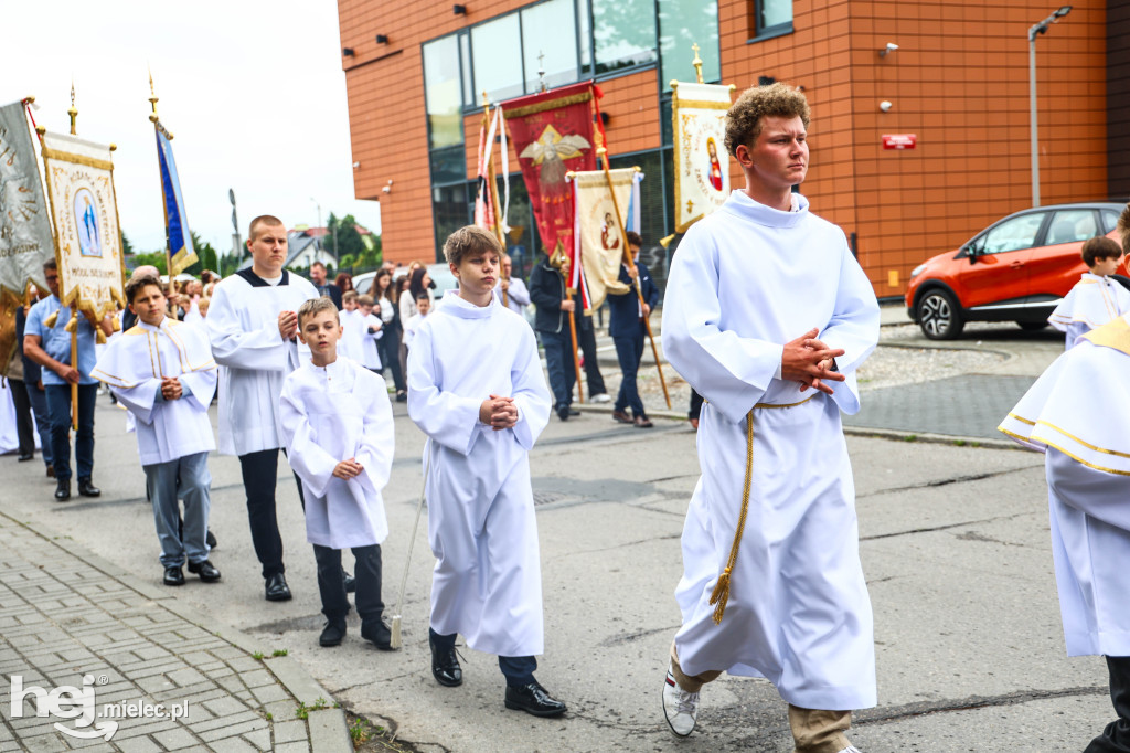 Procesja Bożego Ciała w parafii Ducha Świętego w Mielcu