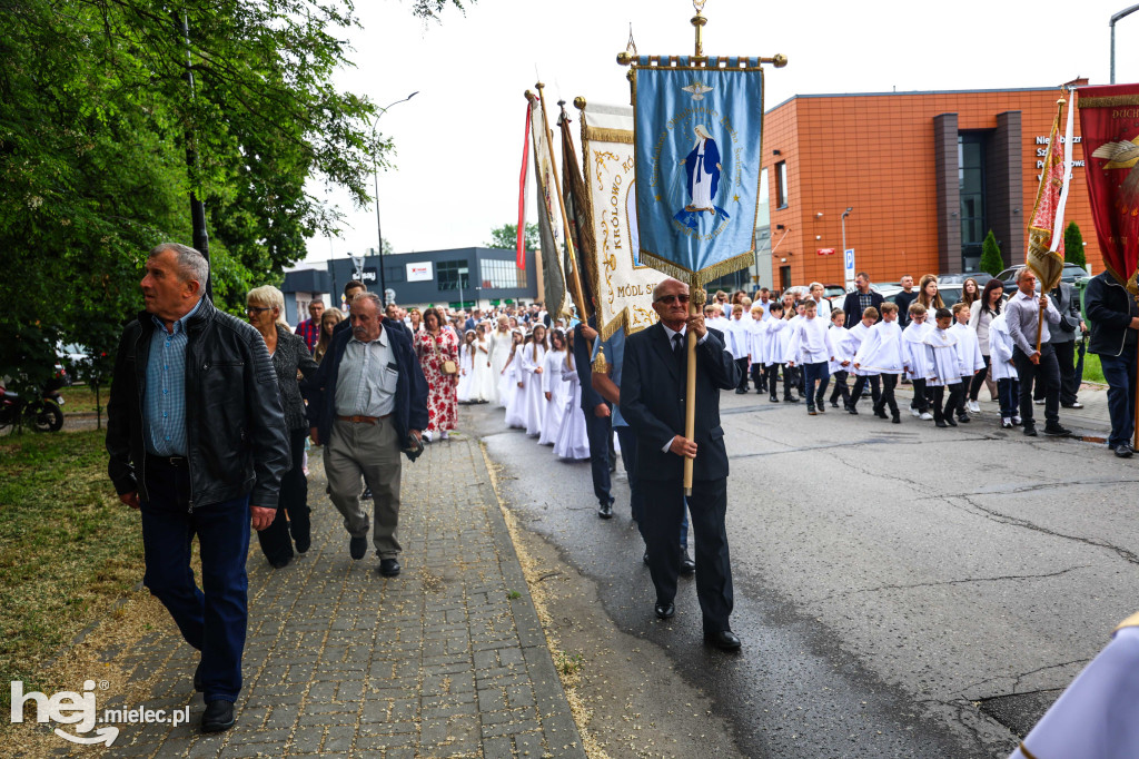 Procesja Bożego Ciała w parafii Ducha Świętego w Mielcu