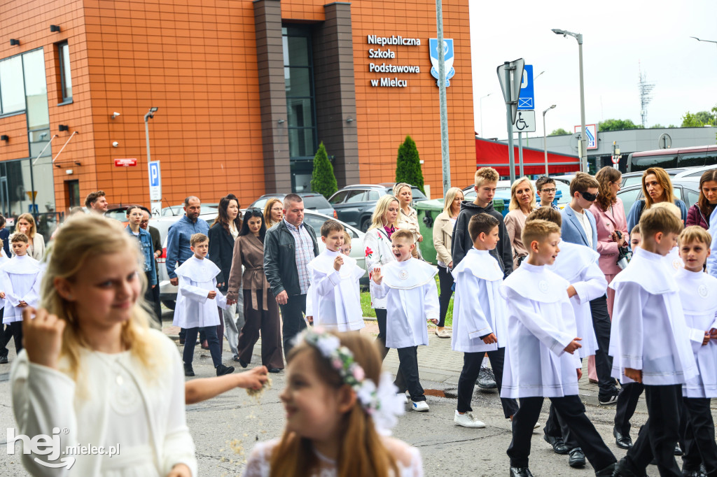 Procesja Bożego Ciała w parafii Ducha Świętego w Mielcu