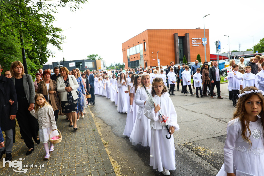 Procesja Bożego Ciała w parafii Ducha Świętego w Mielcu